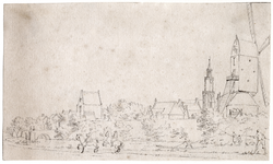 200242 Gezicht op Montfoort met de Willeskopperpoort, de toren van de Janskerk en rechts vooraan de standerdmolen De ...